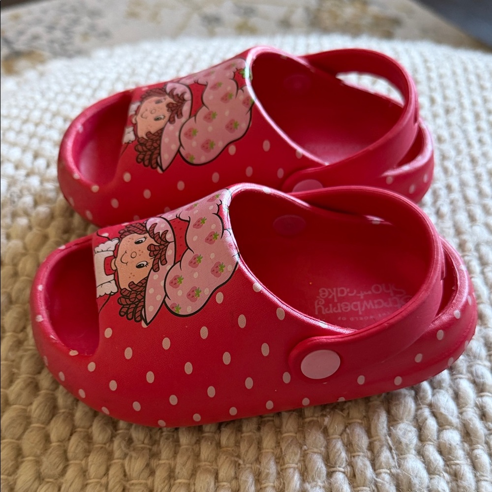 Strawberry Shortcake Kids Pink Clogs - Picture 2 of 3